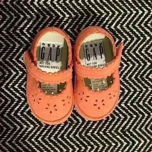 Baby Gap Coral Mary Jane flowered size 1